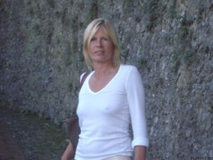 Read more about the article Pipe au Miel sur le Palier : Le Secret Charbonnier de Frédérique la Voisine