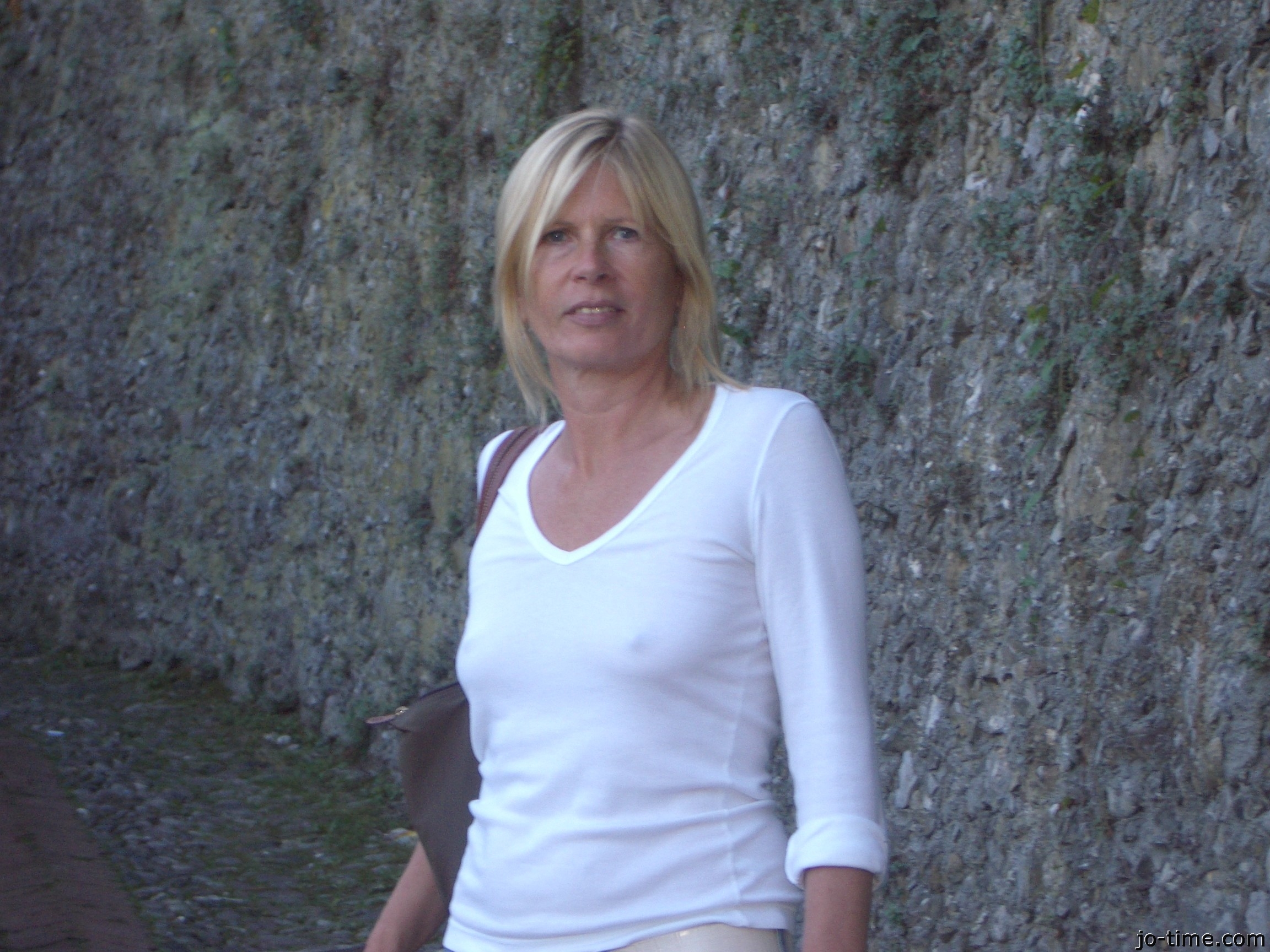 You are currently viewing Pipe au Miel sur le Palier : Le Secret Charbonnier de Frédérique la Voisine