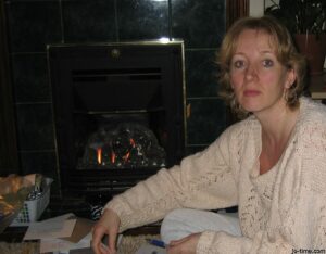 Read more about the article Anonyme la Voisine : Le Frisson Interdit du Palier