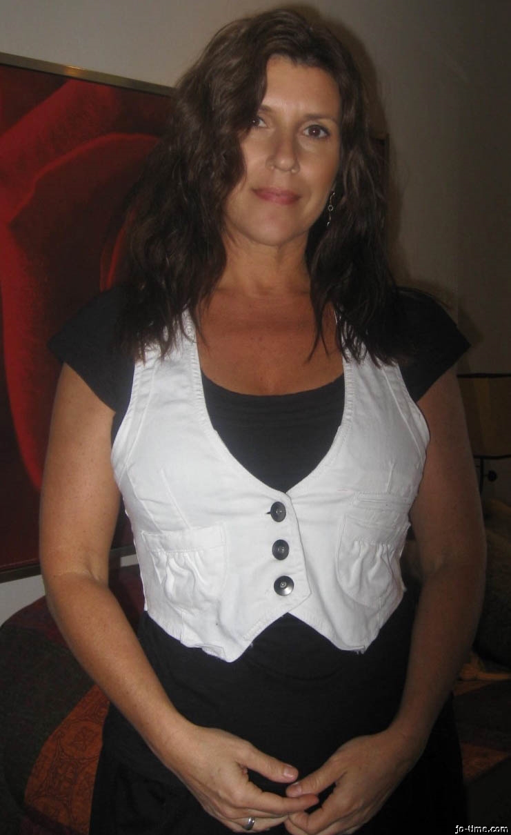 Read more about the article La Voisine Secrète : Frisson Torride sur le Palier