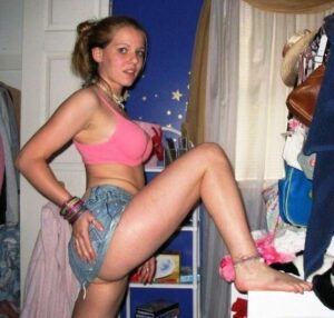 Read more about the article Anonyme, la Voisine : Mes Nuits de Plaisir Risqué sur le Palier