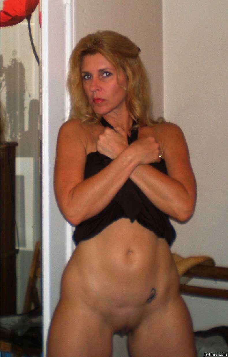 Read more about the article Secrets de voisine anonyme : ma nuit brûlante avec Gianni au palier