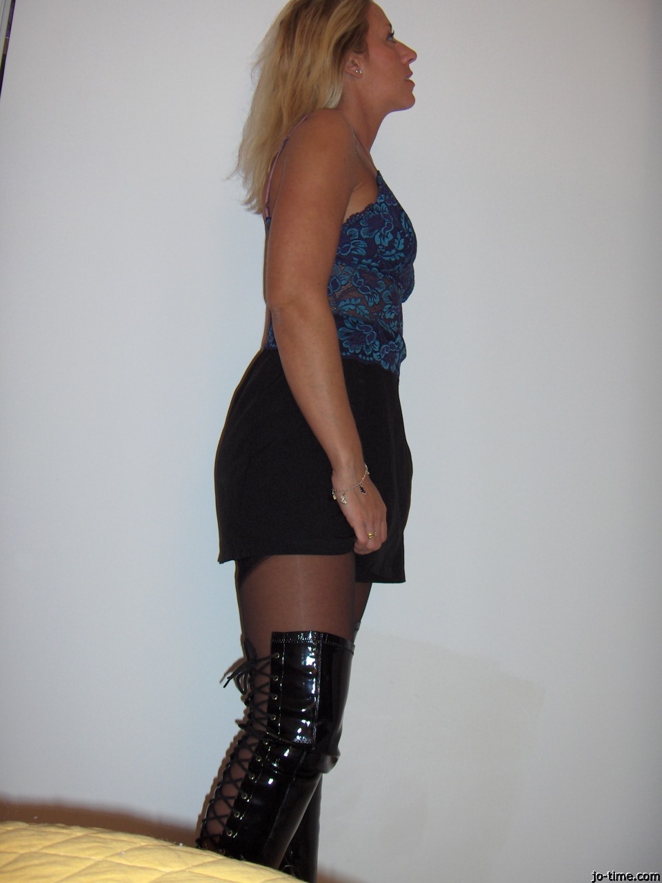 Read more about the article Le Secret du Palier : Confessions d’Anonyme, la Voisine aux Plaisirs Interdits