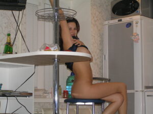 Read more about the article Anonyme la Voisine : Le Frisson Interdit avec Dakota sur le Palier