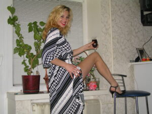 Read more about the article Voisine Anonyme : Le Frisson Interdit du Palier