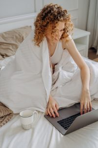 Read more about the article Confessions d’Anonyme : Le Frisson Interdit du Palier avec Mon Voisin