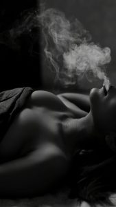 Read more about the article Confessions d’Anonyme : Ma Baise Risquée avec la Voisine Photographe sur le Palier