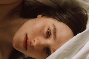 Read more about the article La Voisine Anonyme : Frisson Interdit sur le Palier avec Quentin