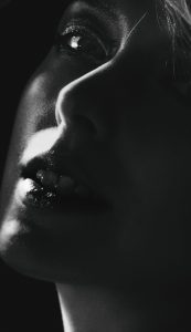 Read more about the article Le Secret Charbon de la Voisine : Baisée à Mort sur le Palier