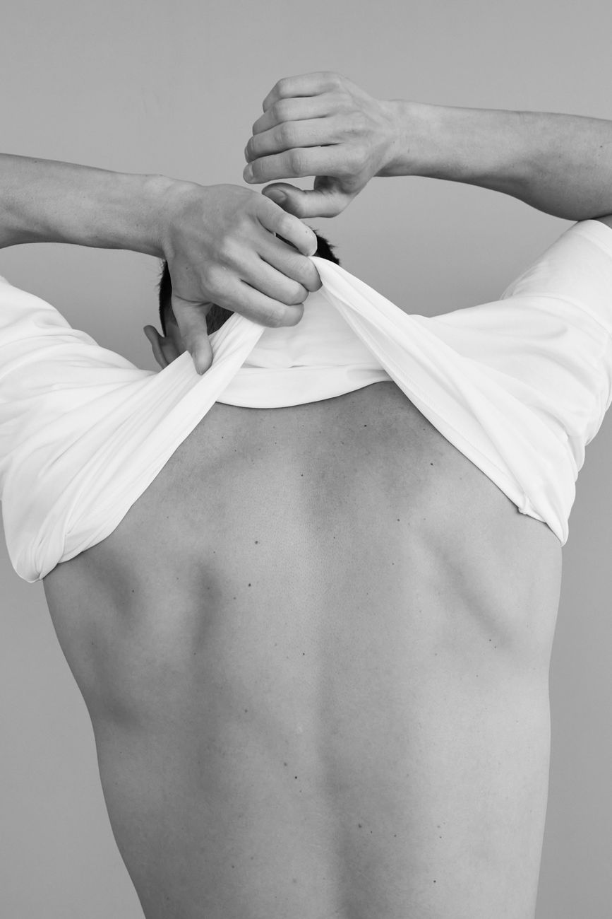 Read more about the article Anonyme, la Voisine : Frisson Interdit sur le Palier