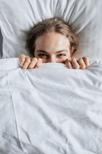 Read more about the article Le Frisson du Palier : Ma Nuit Torride avec les Frères Voisins