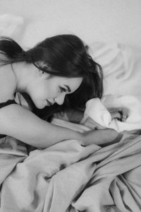 Read more about the article Ma Voisine Valérie : Initiation Lesbienne sur le Palier de l’Immeuble