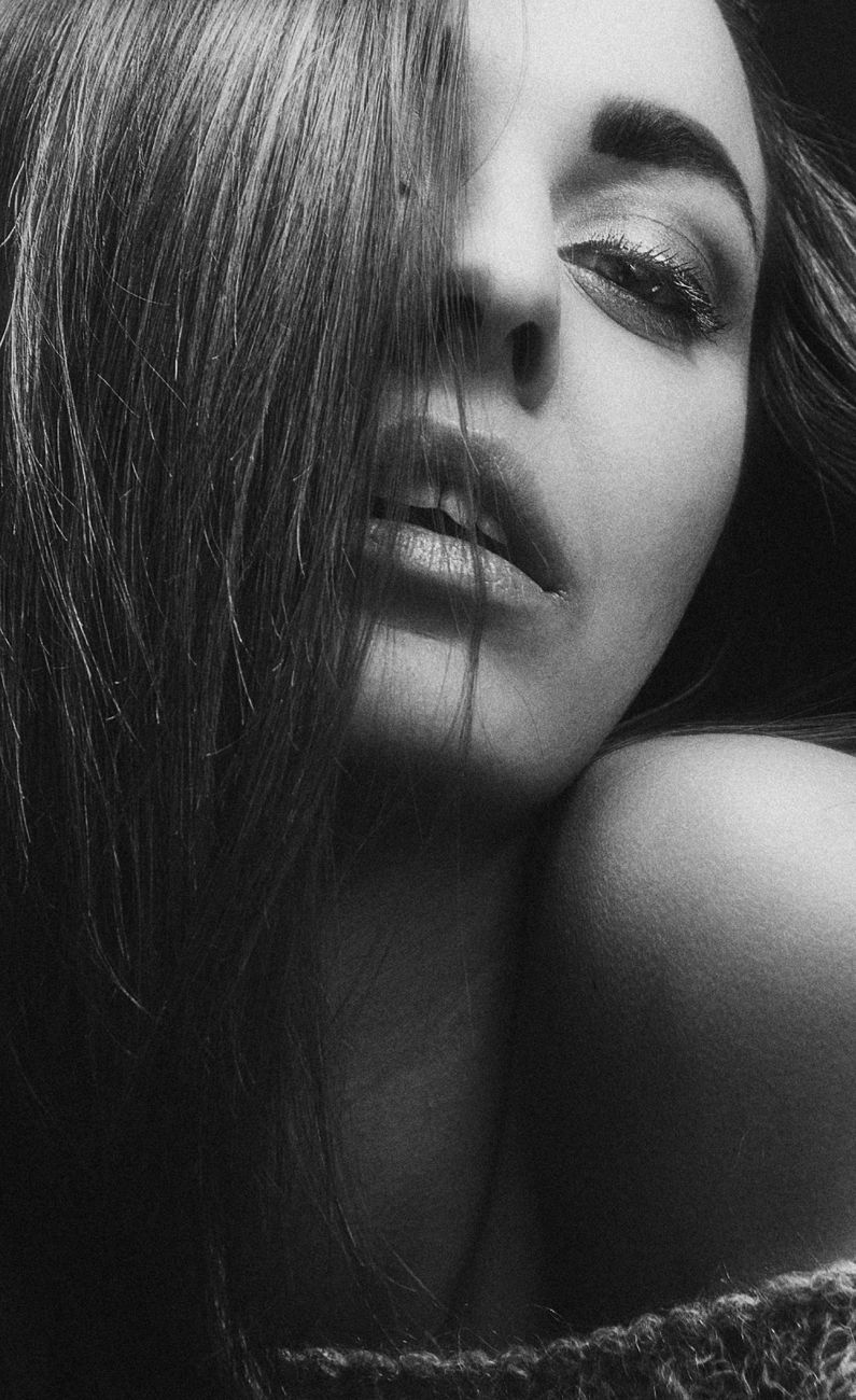 Read more about the article Anonyme la Voisine : Baiser Risqué au Palier avec Michèle