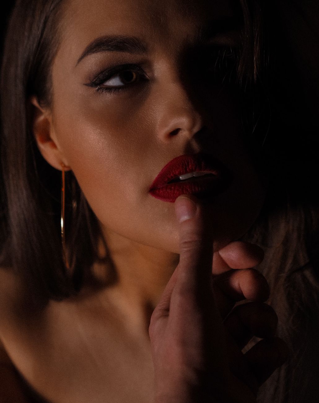 Read more about the article Le Secret du Palier : Ma Nuit de Sexe Cru avec les Voisins pendant l’Orage
