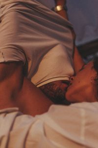 Read more about the article Le secret brûlant du palier : ma nuit sauvage avec le voisin