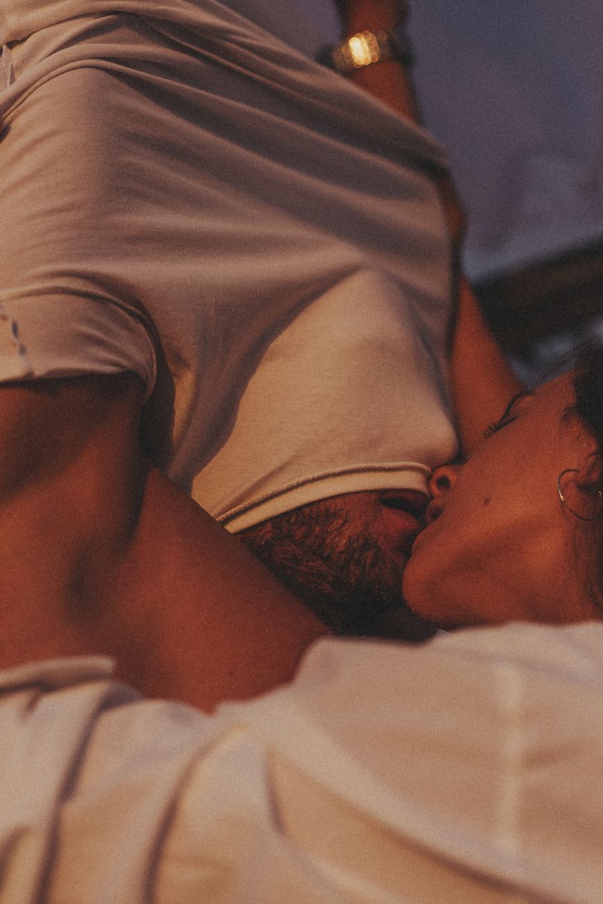 Read more about the article Anonyme Confesse : Baiser Interdit avec Ma Voisine du Palier