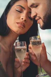 Read more about the article Confessions d’Anonyme : Le Frisson Interdit du Voisin du Palier