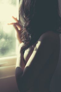 Read more about the article Confessions d’Anonyme : Le Frisson Interdit du Palier